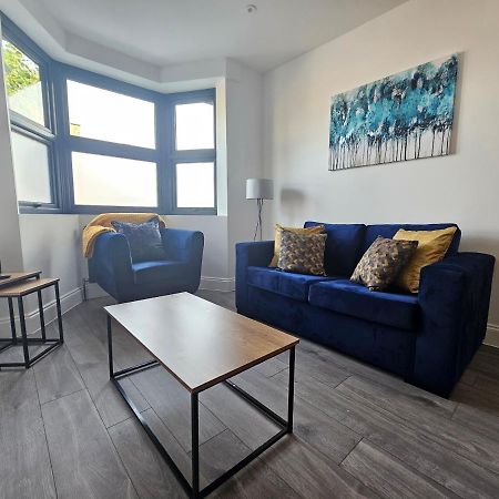 Spacious 4Br House, London, Sleeps 9, Parking Available المظهر الخارجي الصورة