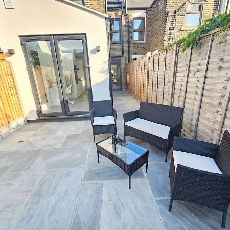 Spacious 4Br House, London, Sleeps 9, Parking Available المظهر الخارجي الصورة