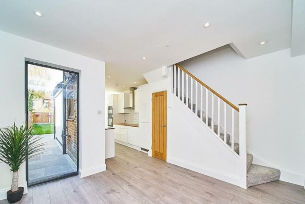 Spacious 4Br House, London, Sleeps 9, Parking Available المظهر الخارجي الصورة