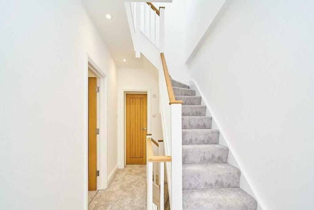 Spacious 4Br House, London, Sleeps 9, Parking Available المظهر الخارجي الصورة