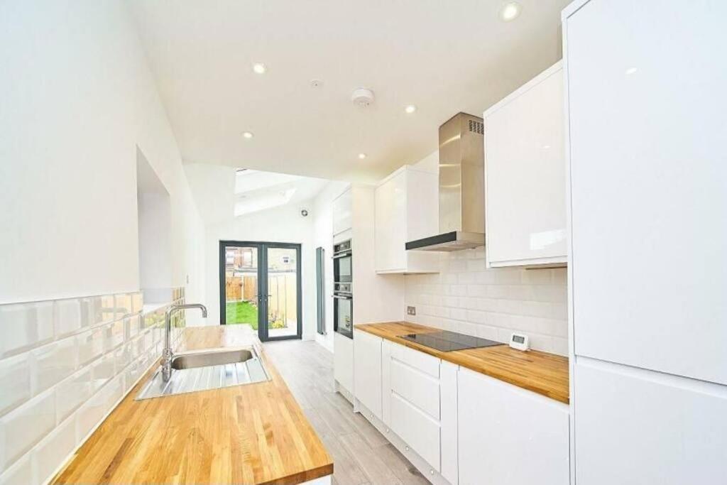 Spacious 4Br House, London, Sleeps 9, Parking Available المظهر الخارجي الصورة