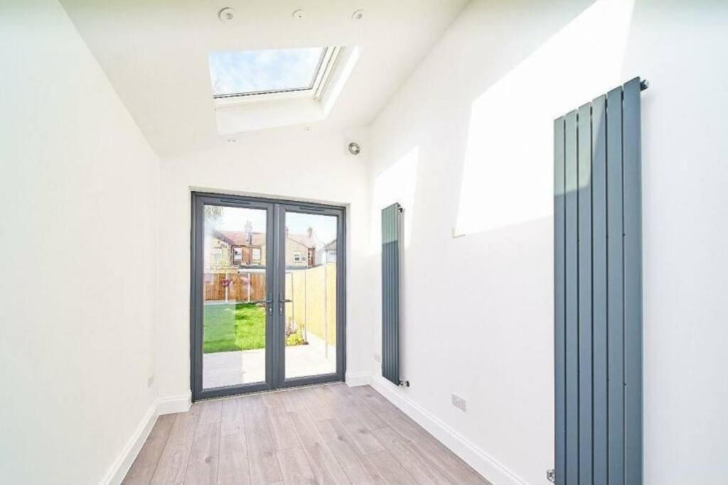 Spacious 4Br House, London, Sleeps 9, Parking Available المظهر الخارجي الصورة