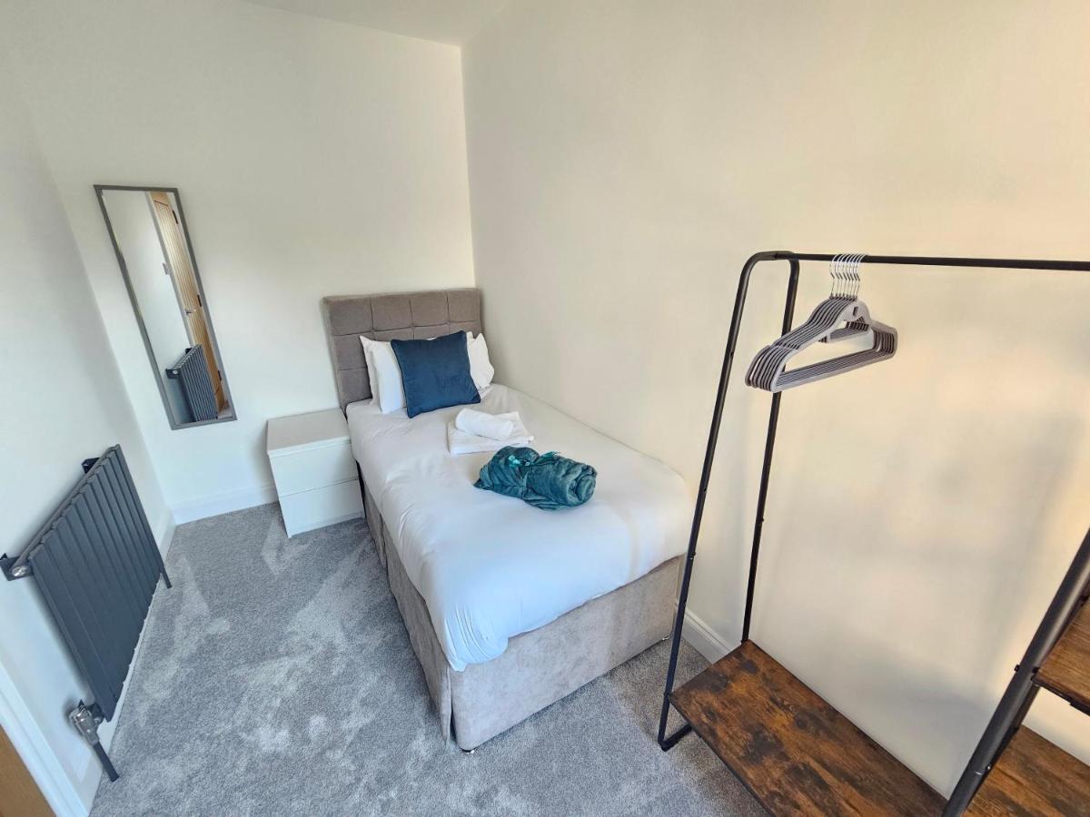 Spacious 4Br House, London, Sleeps 9, Parking Available المظهر الخارجي الصورة