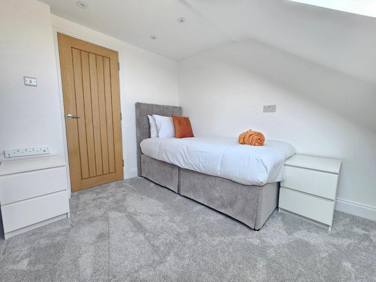 Spacious 4Br House, London, Sleeps 9, Parking Available المظهر الخارجي الصورة