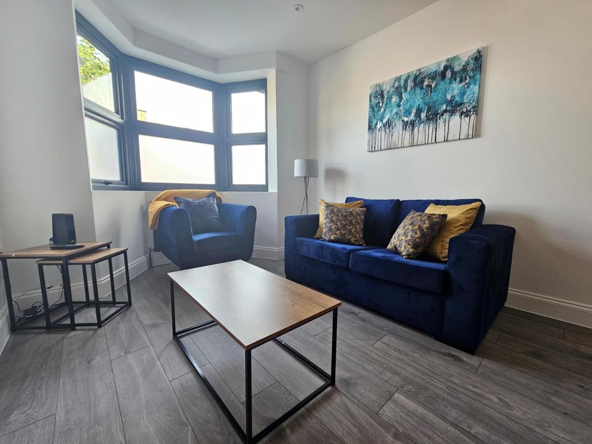 Spacious 4Br House, London, Sleeps 9, Parking Available المظهر الخارجي الصورة