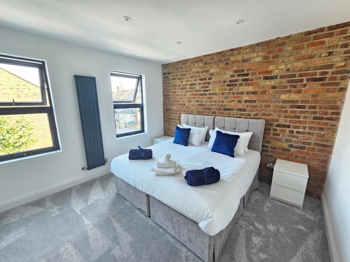 Spacious 4Br House, London, Sleeps 9, Parking Available المظهر الخارجي الصورة